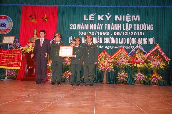 Đc Lê Xuân Đại trao tặng bằng khen của UBND tỉnh đối với các cá nhân có thành tích xuất sắc