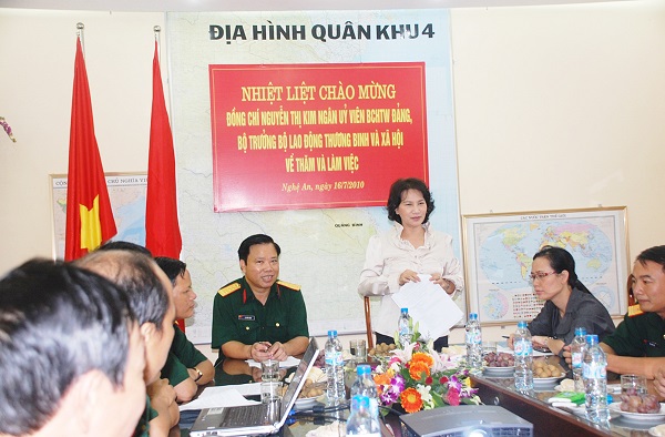 Upload Đ/c Nguyễn Thị Kim Ngân-UVTWĐ-Bộ trưởng Bộ LĐTB&XH thăm phòng học trang bị điển hình CN ô tô