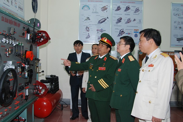 Đ/c Trung tướng Phạm Xuân Hùng - UVTWĐ - Phó tổng tham mưu QĐND Việt Nam thăm trường